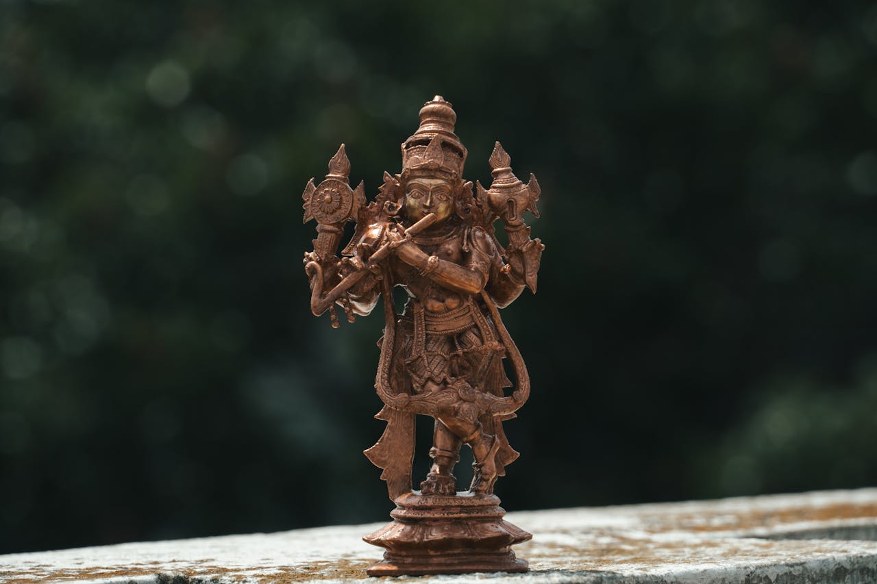 services-07 Detailed bronze statue of a Hindu deity displaying artisan craftsmanship in Bengaluru, India.